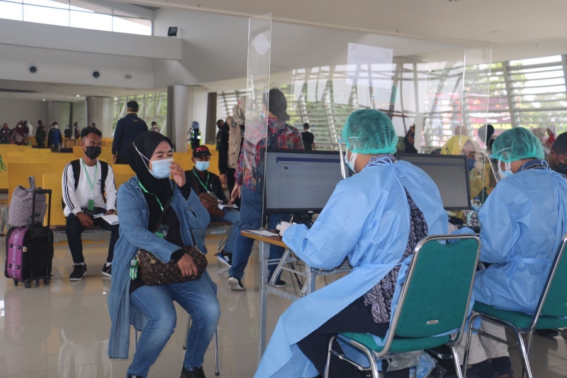 129 PMI dari Malaysia Tiba di Jatim, Gubernur Khofifah: Siapkan Karantina