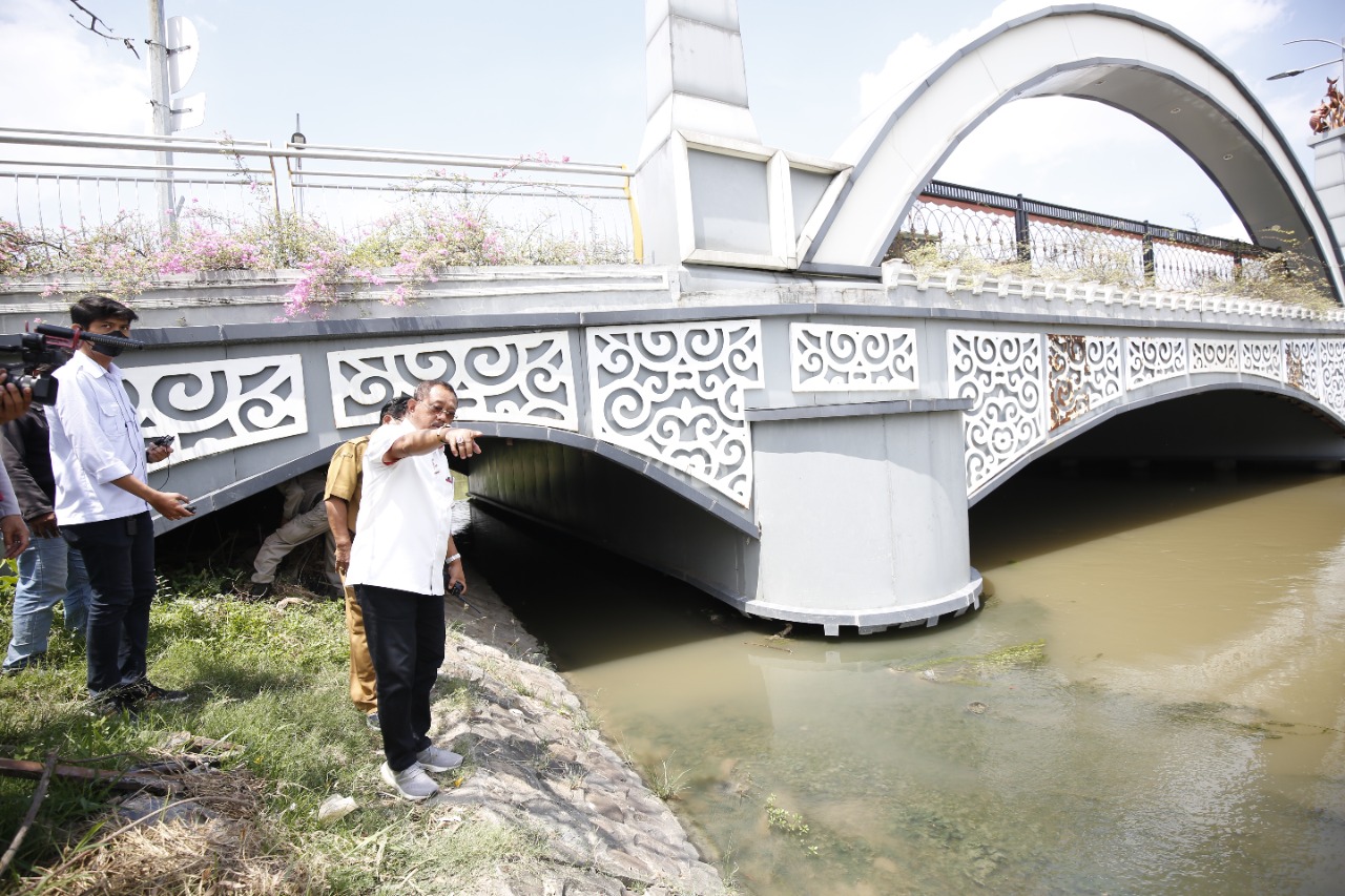 Sedimentasi Di Jembatan Ujung Galuh, Wakil Walikota Armuji Cek Lapangan Dan Minta Normalisasi