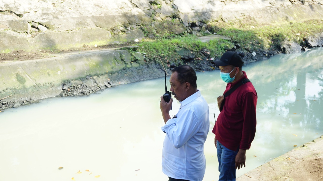 Terjun Di Kalisumo, Wakil Walikota Armuji Bersama Satgas Bersihkan Plengsengan