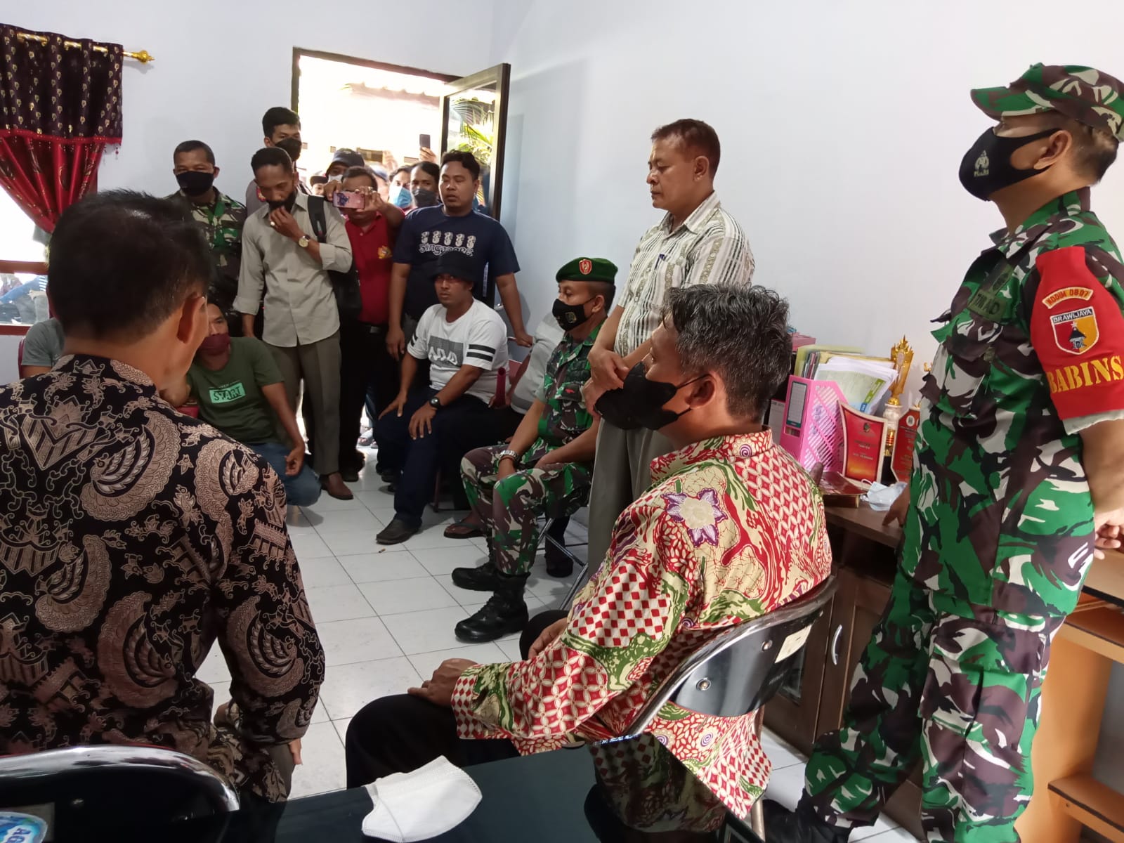Modin Karanganom Enggan Mundur, Warga Serahkan Ke Inspektorat