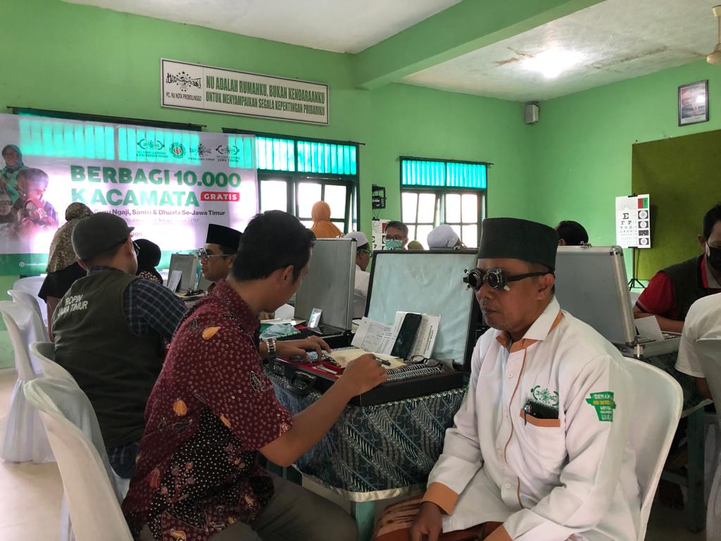 Guru Ngaji, Santri Hingga Kaum Dhuafa Dapat Kacamata Gratis Dari Lazisnu Kota Probolinggo