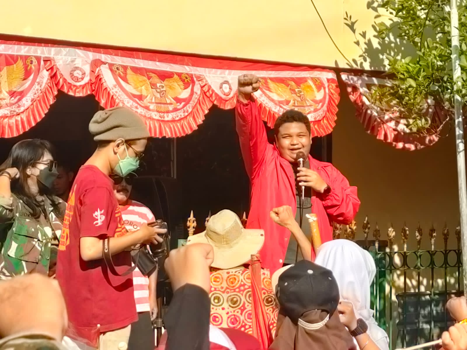 Berangkatkan Karnaval Hingga Hadiri Bazaar UMKM, Wasek PDIP Achmad Hidayat : Semangat Trisakti Warga Kota SurabaYa!