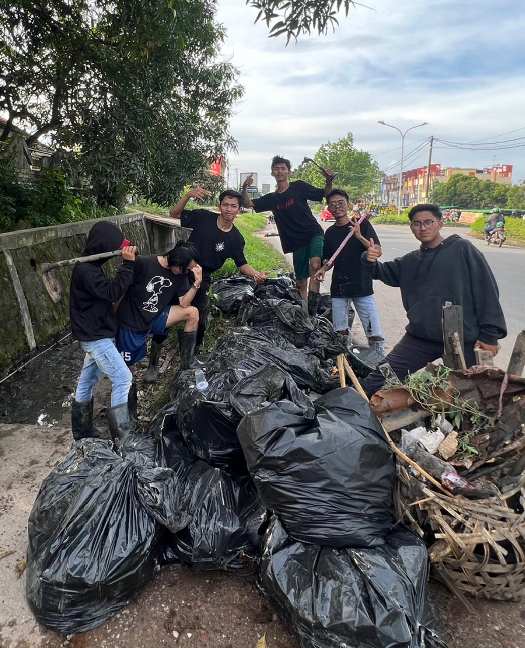 Peduli Lingkungan, Ksatria Batam Bersihkan Sampah 1 Ton Lebih