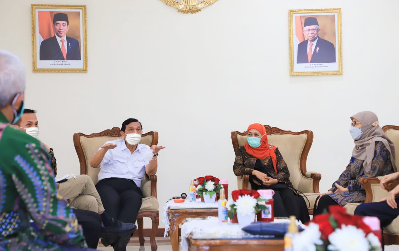 Menko Marves Luhut dan Khofifah Bahas Percepatan Vaksin Merah Putih