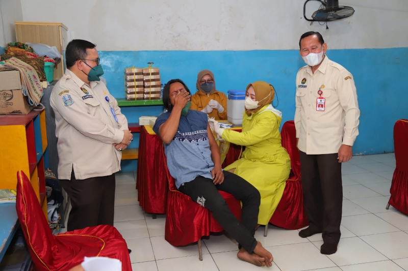 Gubernur Khofifah Terjunkan Tim Vaksinasi Sisir Warga Kampung 1001 Malam