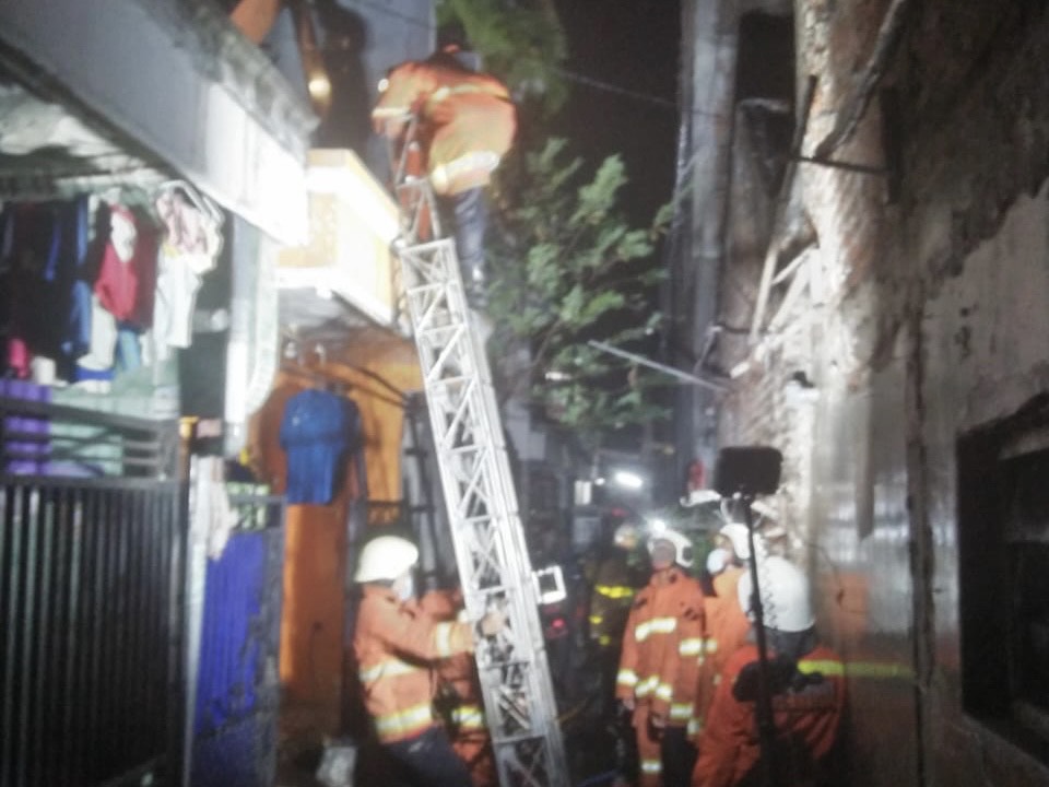 Elpiji Ngebros, Rumah di Kapas Madya Surabaya Terbakar