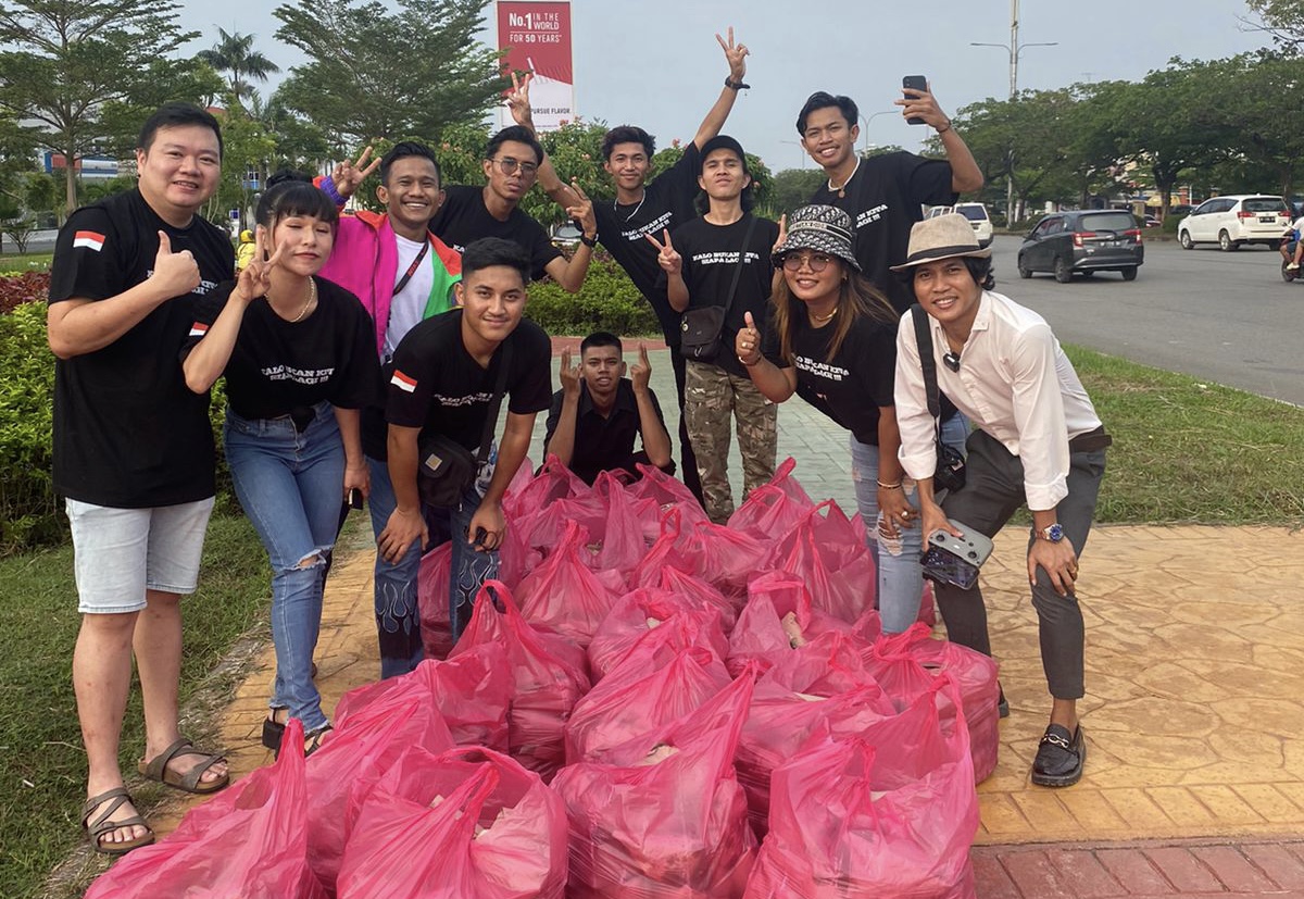 Ksatria Batam Dan Sosialita Miss_cawaii Berbagi 1.000 Nasi Bungkus Di Simpang Gelail