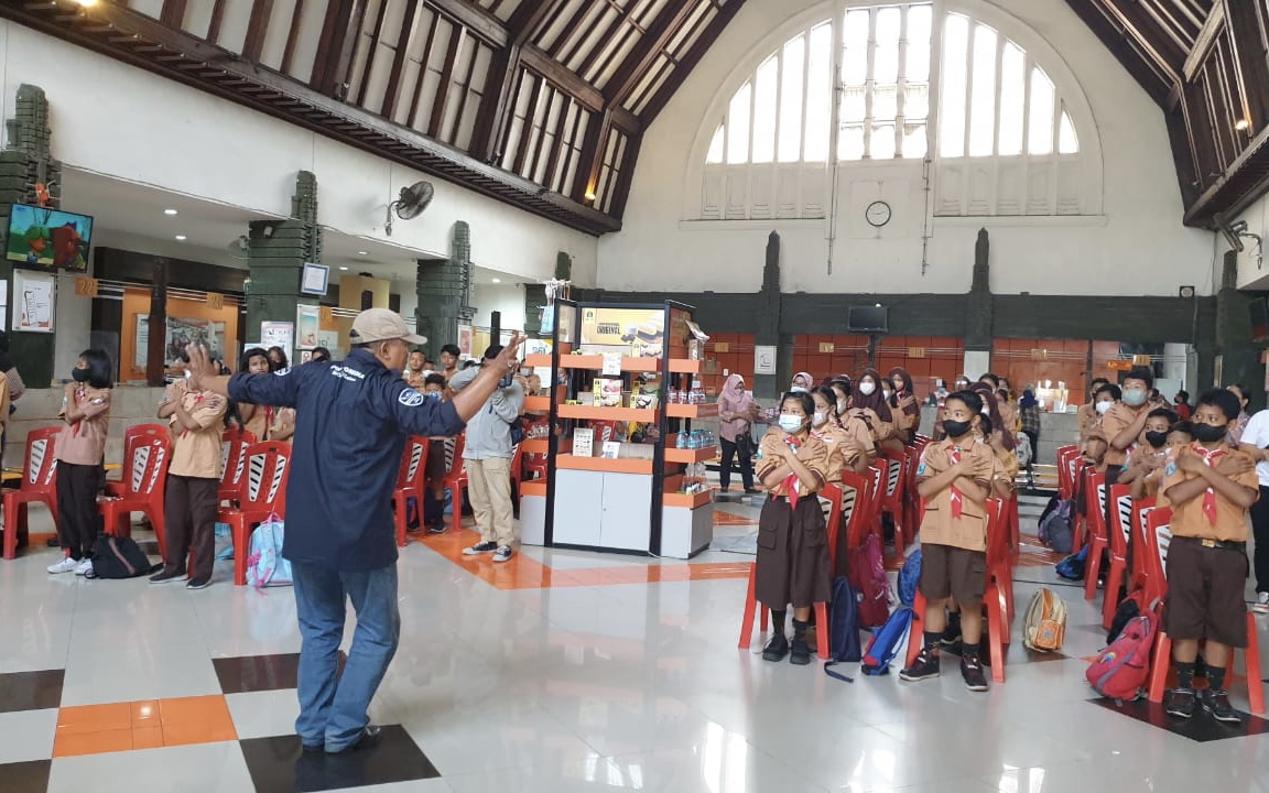 Mendongeng, Cara Kreatif Taruna Merah Putih Surabaya Kenalkan Bung Karno Pada Siswa SD