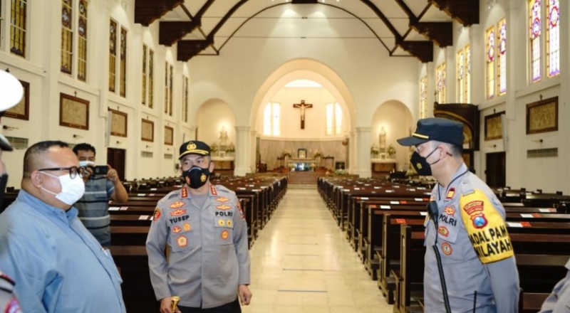 Sambut Nataru, Kapolrestabes Surabaya bareng Jajaran Pantau Gereja dan Stasiun KA