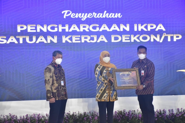 Akselerasi Pemulihan Ekonomi Jatim, Gubernur Khofifah Serahkan DIPA Tahun 2022 kepada Kepala Daerah