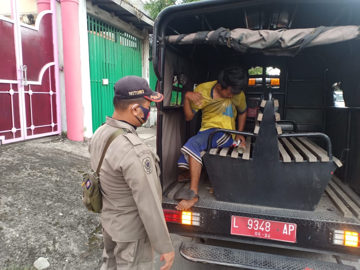 Ada Satpol PP, Pengemis Menyaru Cacat Ini Kabur dengan Honda Scoopy