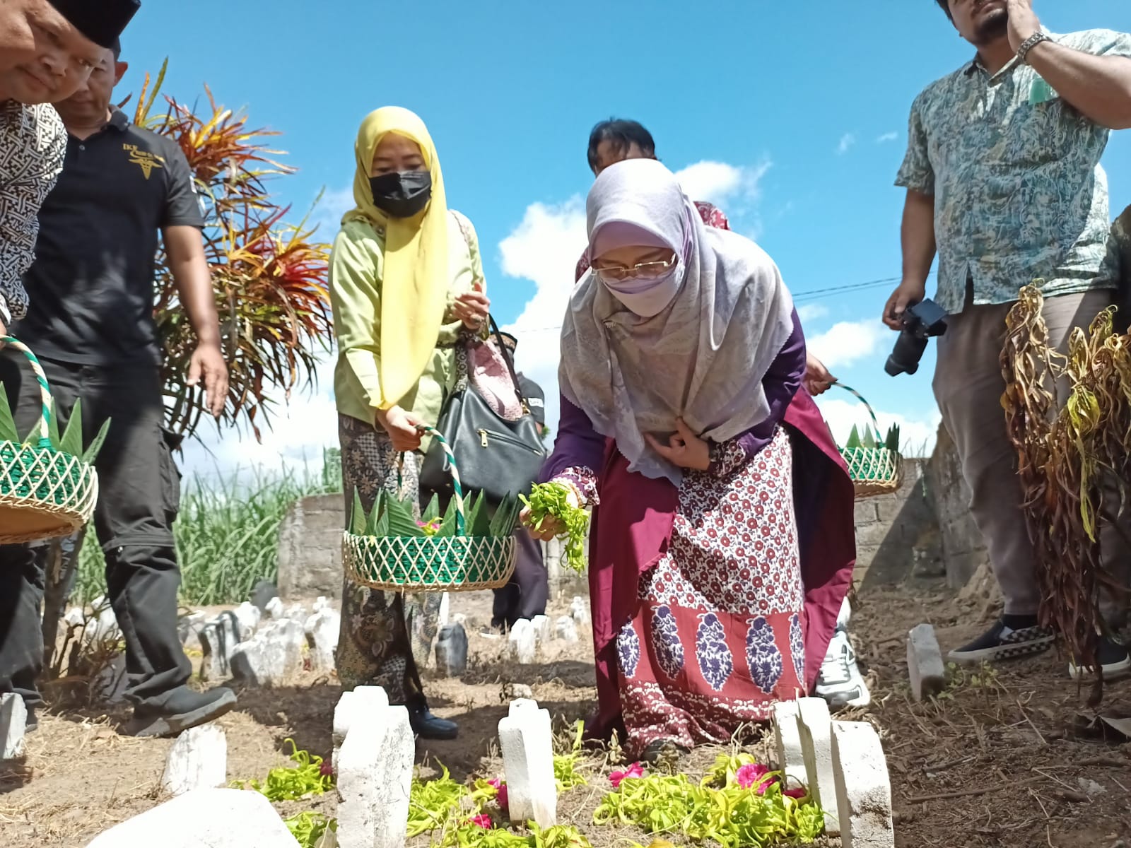 Pegawai RSUD dr. Iskak Bersihkan Makam Untuk Orang Tak Dikenal