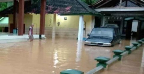 Banjir Bandang Terjang Pacitan Ratusan Warga Mengungsi