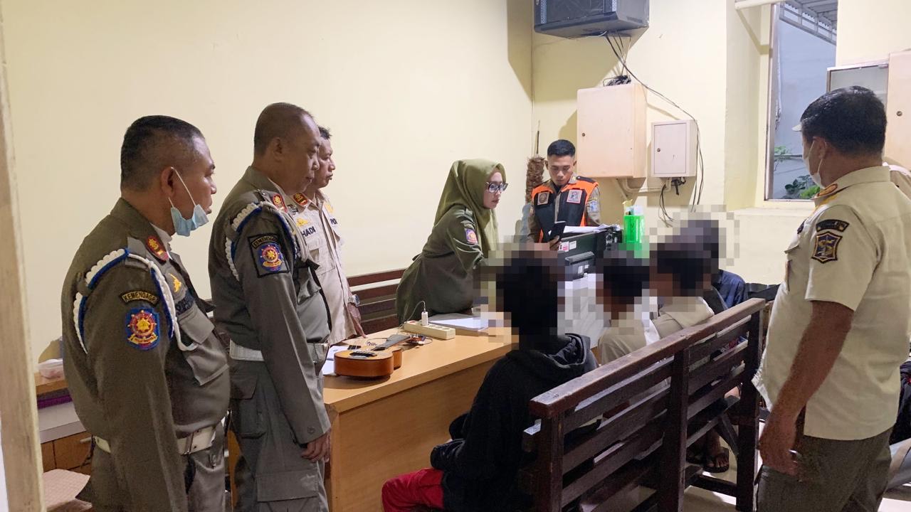 Satpol PP Surabaya Amankan Lima Pengamen di Bawah Umur, Satu Orang Bawa Sajam