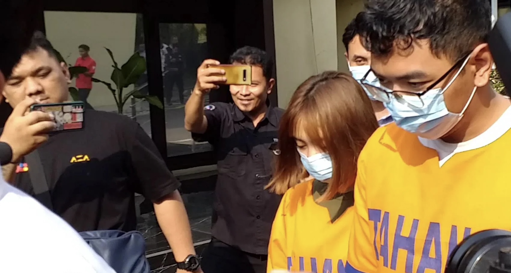 Bayar 750 Ribu, Polda Jatim Buru Pemesan Konten Video Porno Kebaya Merah
