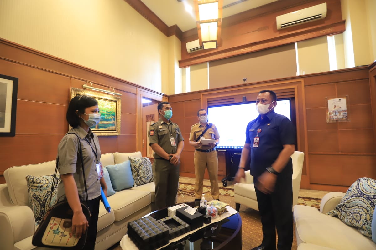 Satgas COVID Surabaya Periksa Ketersediaan Hand Sanitizer di Pemprov