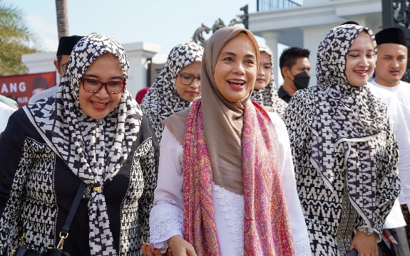Di Hadapan Ribuan Ibu-ibu Pengajian di Pasurun, Istri Ganjar Pranowo Kampanyekan Pendidikan Gratis hingga Program Atasi Kemiskinan