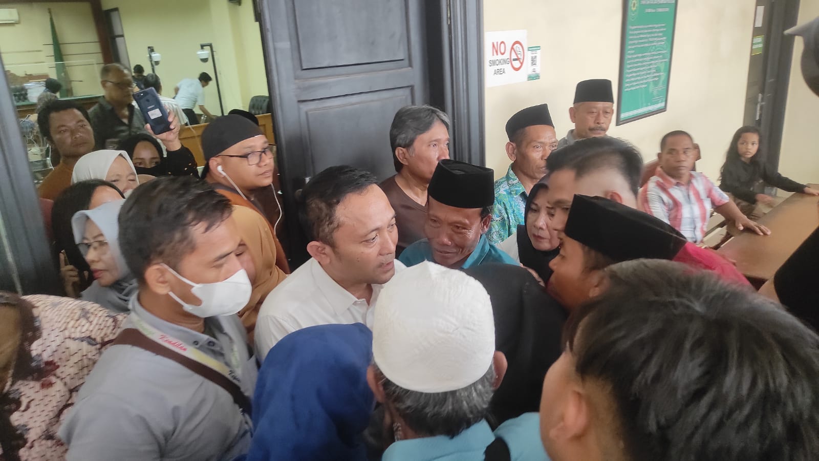 Dua Terdakwa Penyuap Ketua DPRD Jatim Sahat Simanjuntak Divonis 2,6 Tahun