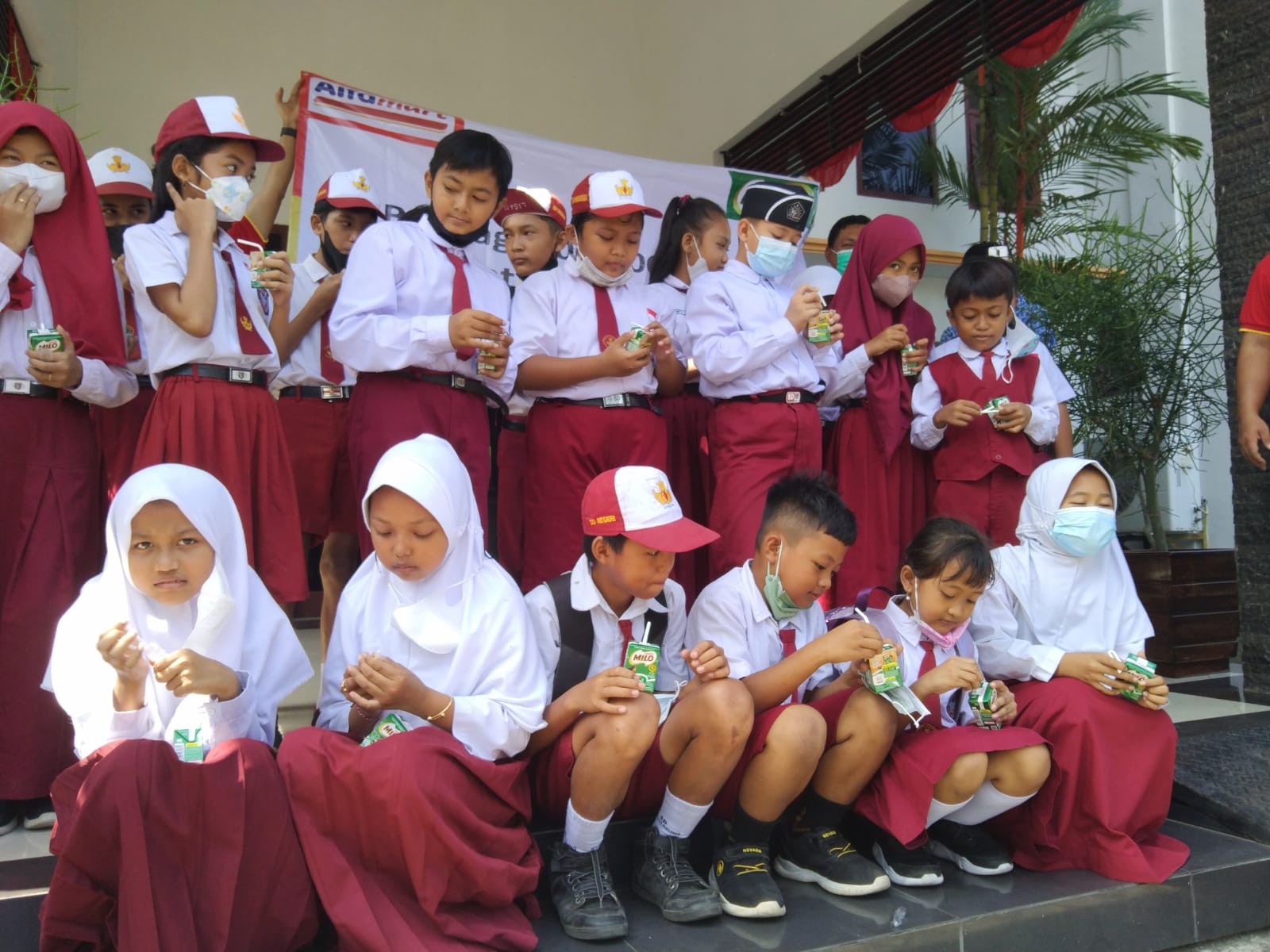 Toko Ritel Modern Bantu Puluhan Dus Susu Untuk Pelajar