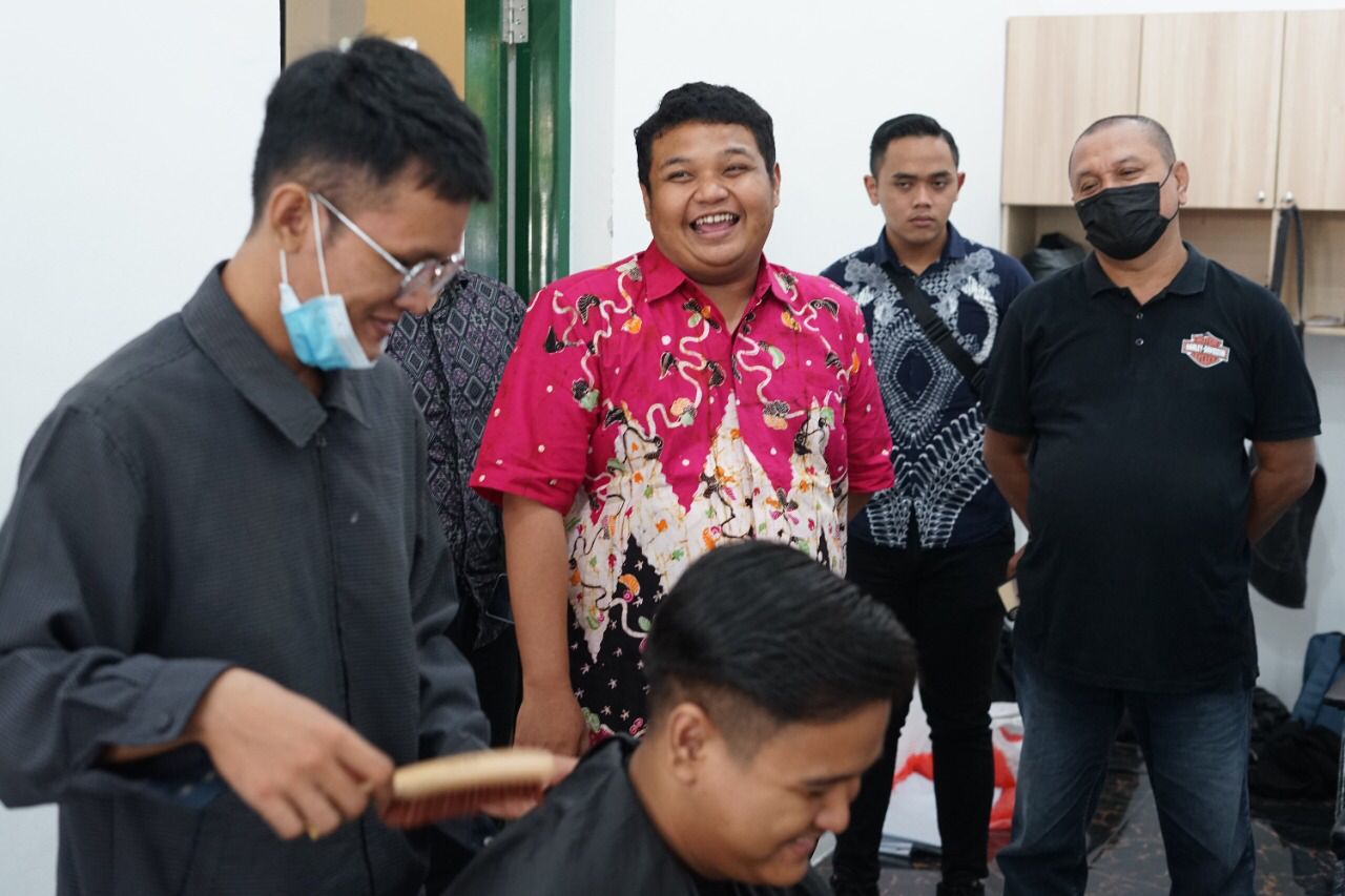 Kunjungi Rumah Padat Karya "Viaduct" Gubeng, Wakil Sekretaris DPC PDIP Surabaya Mulai Potong Rambut Hingga Ngopi Sore