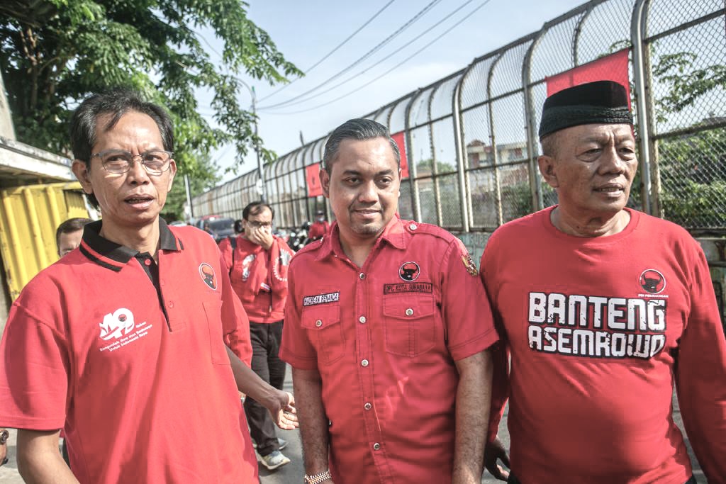 Gotong Royong, Kader PDIP Surabaya Kerja Bakti Bersama Warga