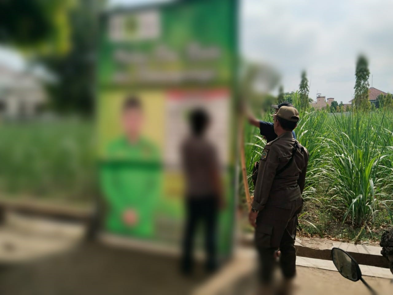 Jadi Penyebab Kecelakaan, Satpol PP Pindahkan Banner Caleg di Tulungagung