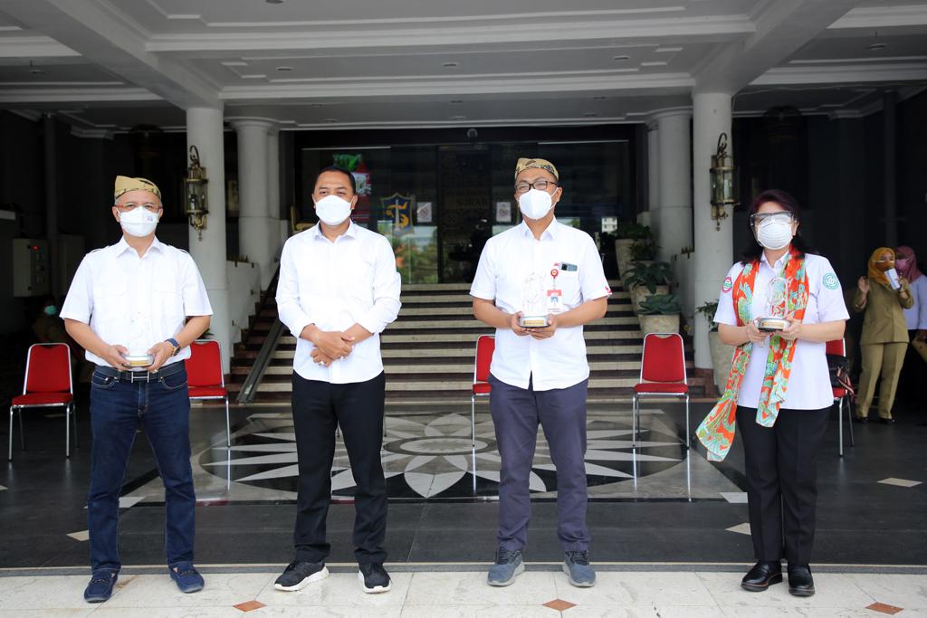 Berbagai Elemen Masyarakat Beri Bantuan, Wali Kota Eri Cahyadi: Mereka Pahlawan Surabaya