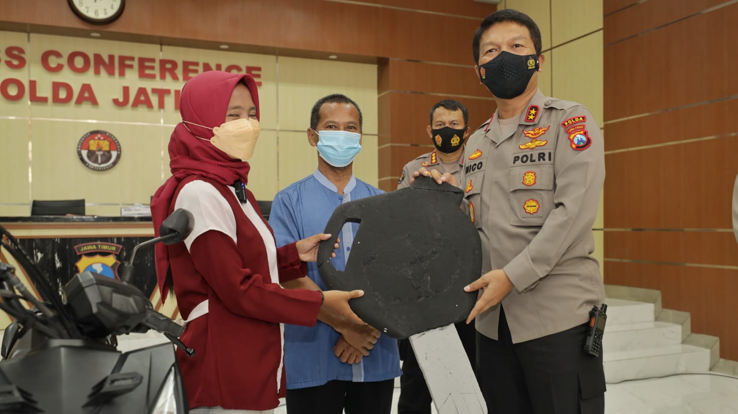 Kapolda Jatim Kembalikan Motor Hilang milik Pengemudi Ojol yang jadi Korban Curanmor