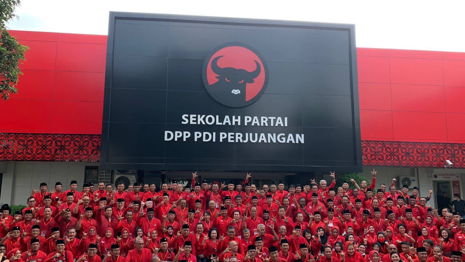 Wakil Walikota Surabaya Armuji, Teken Komitmen Anti Korupsi Di Rakor Kepala Daerah PDI Perjuangan