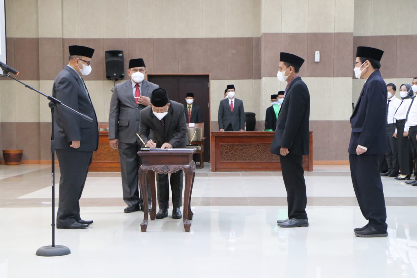 Bagikan SK P3K Untuk Guru, Plt Bupati Probolinggo Ingatkan Jaga Sikap