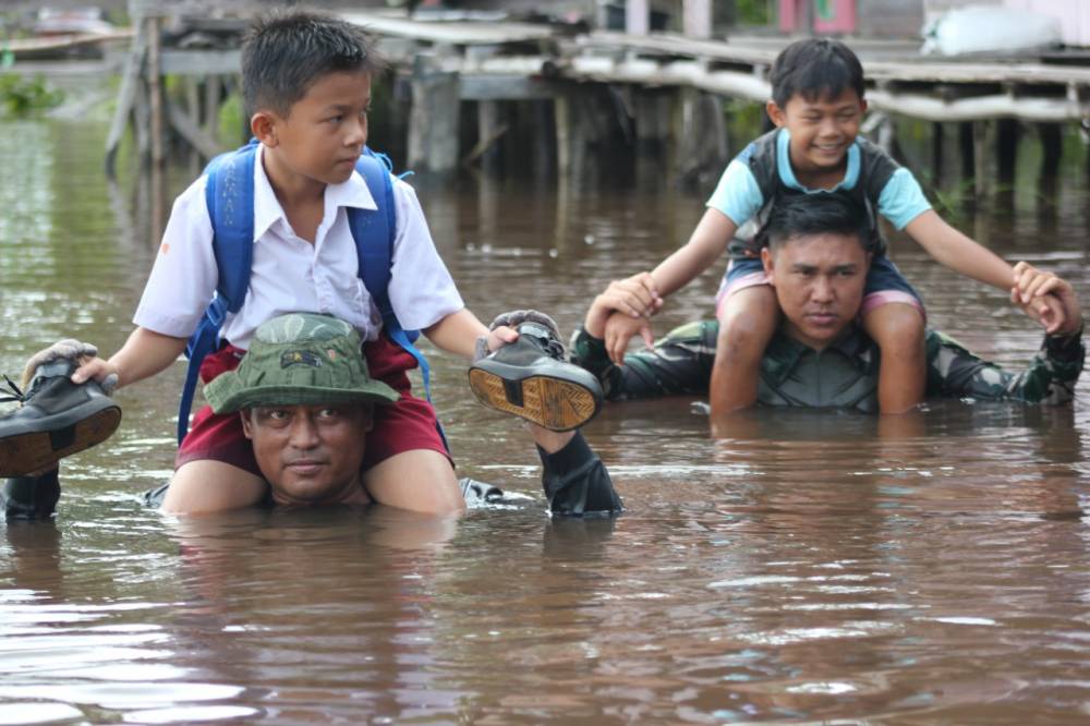 Demi Anak Sekolah, Anggota TNI Terjang Banjir Setinggi Leher