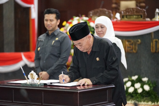 DPRD Jatim Proses Pemberhentian Jabatan Gubernur Khofifah dan Wagub Emil Dardak