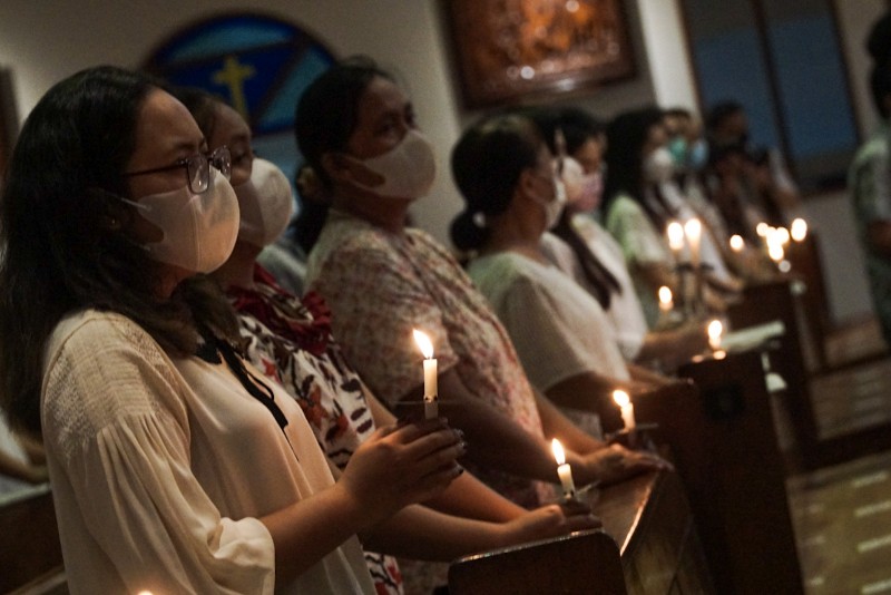 FOTO: Perayaan Malam Paskah di Surabaya