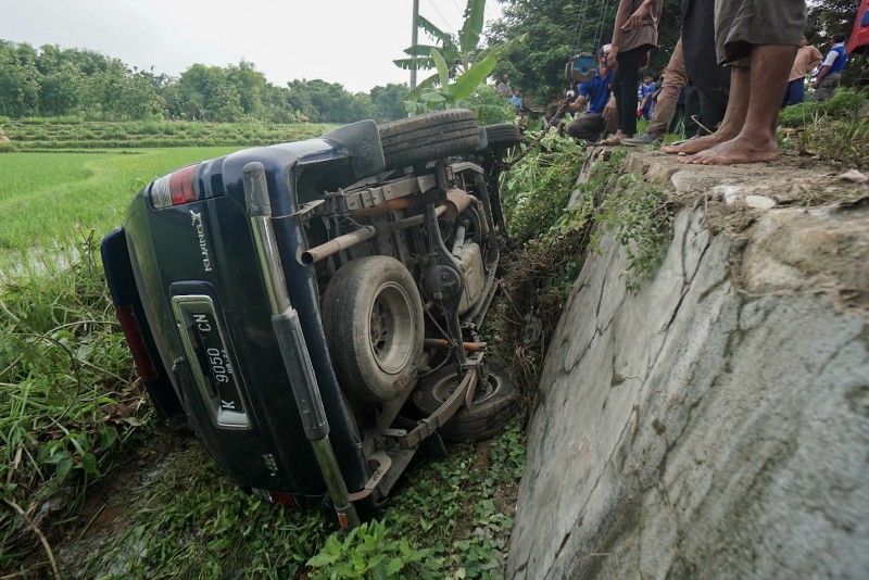 FOTO: Mengantuk Mobil Terjun Ke Sawah
