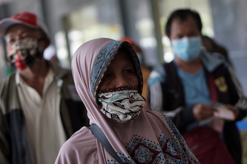 FOTO: Kereta Api Jelang Larangan Mudik di Surabaya