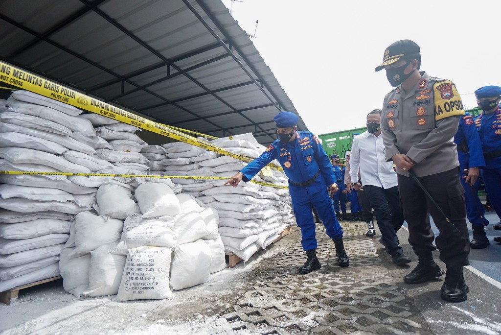 FOTO: Polisi di Surabaya Amankan Pelaku Pembuatan Bom Ikan