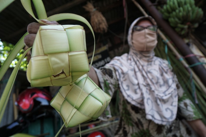 FOTO: Pembuatan Cangkang Ketupat Idul Fitri