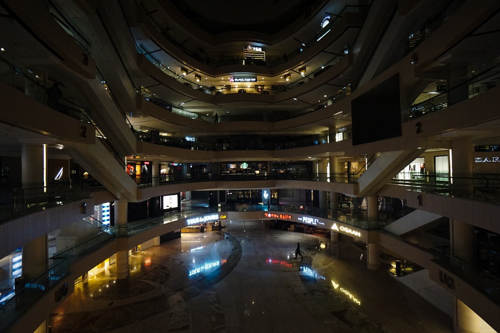 FOTO: Hari Pertama Pelaksanaan PPKM Jalanan Lenggang Mall Tutup