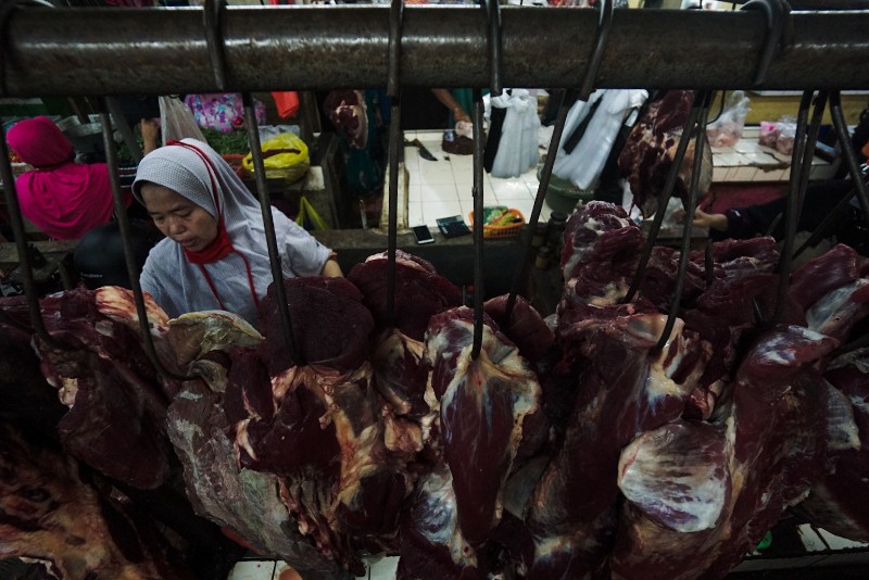 FOTO: Harga Daging Ayam dan Sapi Merangkak Naik