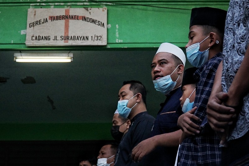 FOTO: Umat Muslim Sholat Ied di Halaman Gereja