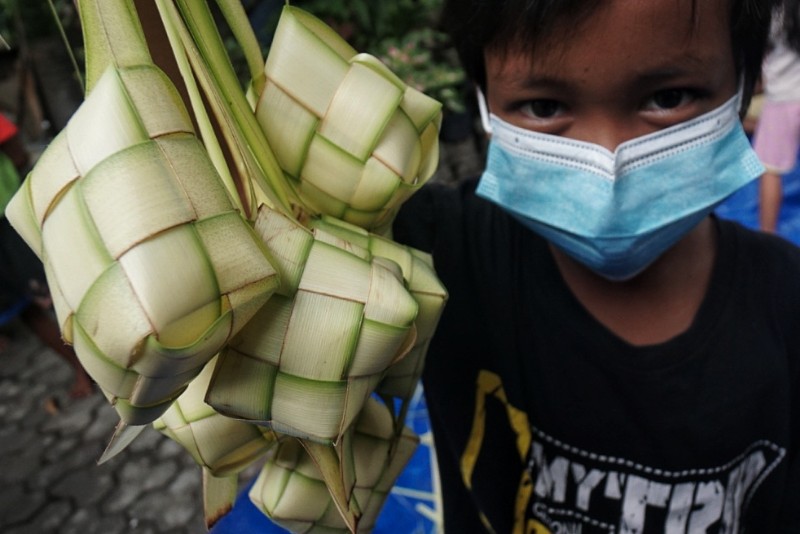 FOTO: Kampoeng Dolanan Ajarkan Anak Lestarikan Pembuatan Ketupat