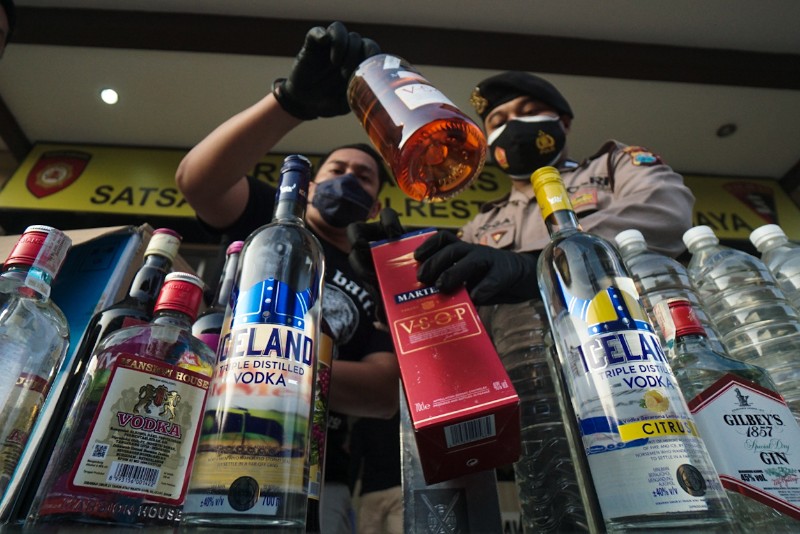 FOTO: Polrestabes Surabaya Amankan Ribuan Miras dan Knalpot Brong