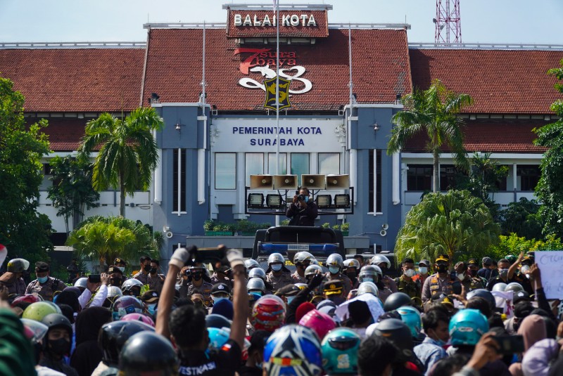 FOTO: Ratusan Warga Asal Madura Padati Balai Kota Surabaya