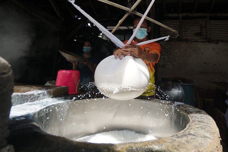 FOTO: Harga Kedelai Melonjak Produksi Tahu di Surabaya Meroket