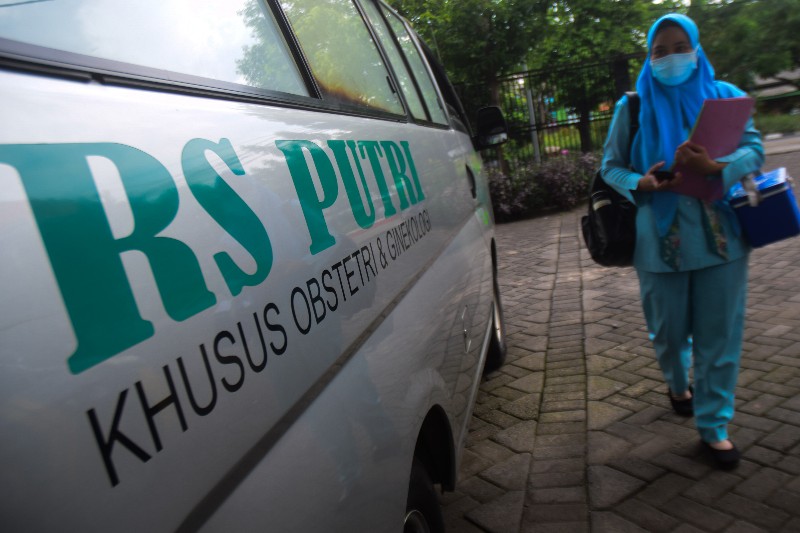 FOTO: Petugas Puskesmas di Surabaya Antri Ambil Vaksin Sinovac