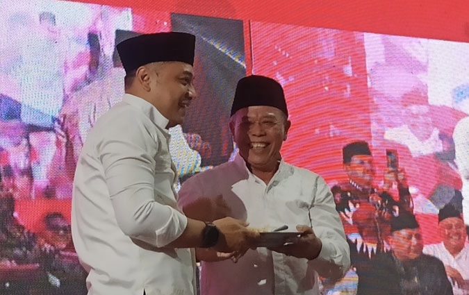 Dapat Pucuk Tumpeng Di Kantor DPD PDIP Jatim, Eri Cahyadi Didoakan Kiai Said Jadi Gubernur Jatim