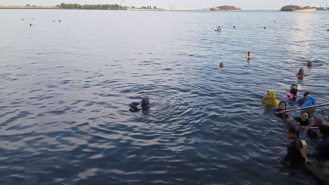 Ramai, Warga Probolinggo Berendam Air Laut untuk Terapi