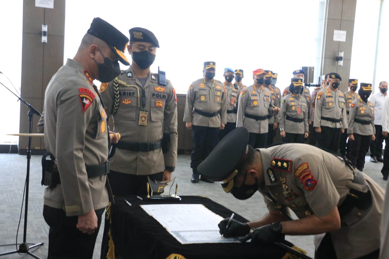 Kapolda Sumbar Irjen Pol Teddy Minahasa Pimpin Sertijab Kapolresta Padang
