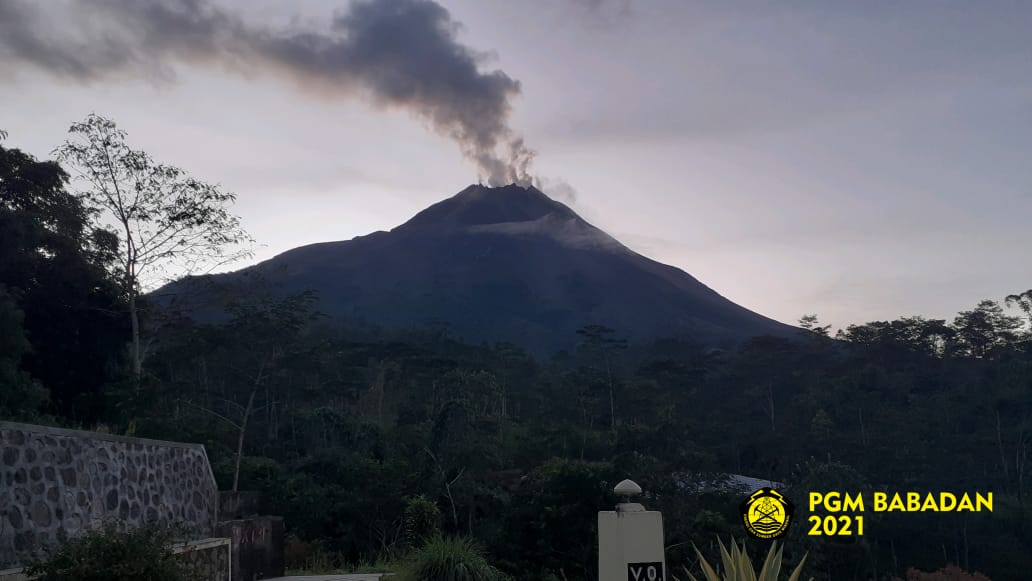 Semburkan Lava Pijar 13 Kali, Gunung Merapi Berstatus Siaga