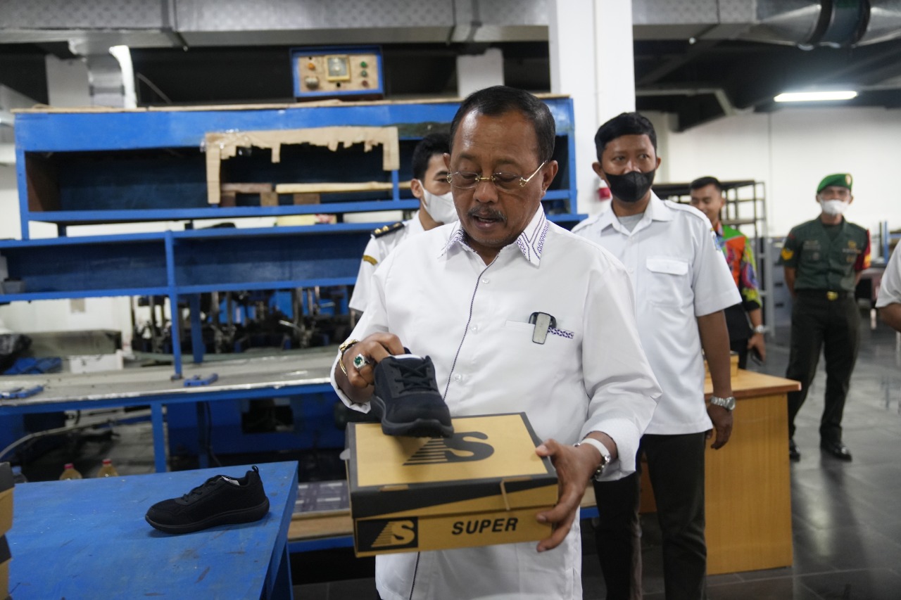 Eks Wisma Dongdong Produksi Sepatu Untuk Siswa MBR, Wakil Walikota Armuji : Jangan Hanya Siswa MBR , Aparatur Sipil Negara Juga Harus Pakai